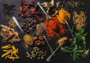 Cúrcuma, comino y cardamomo, especias tradicionales de la cocina india con beneficios para la salud