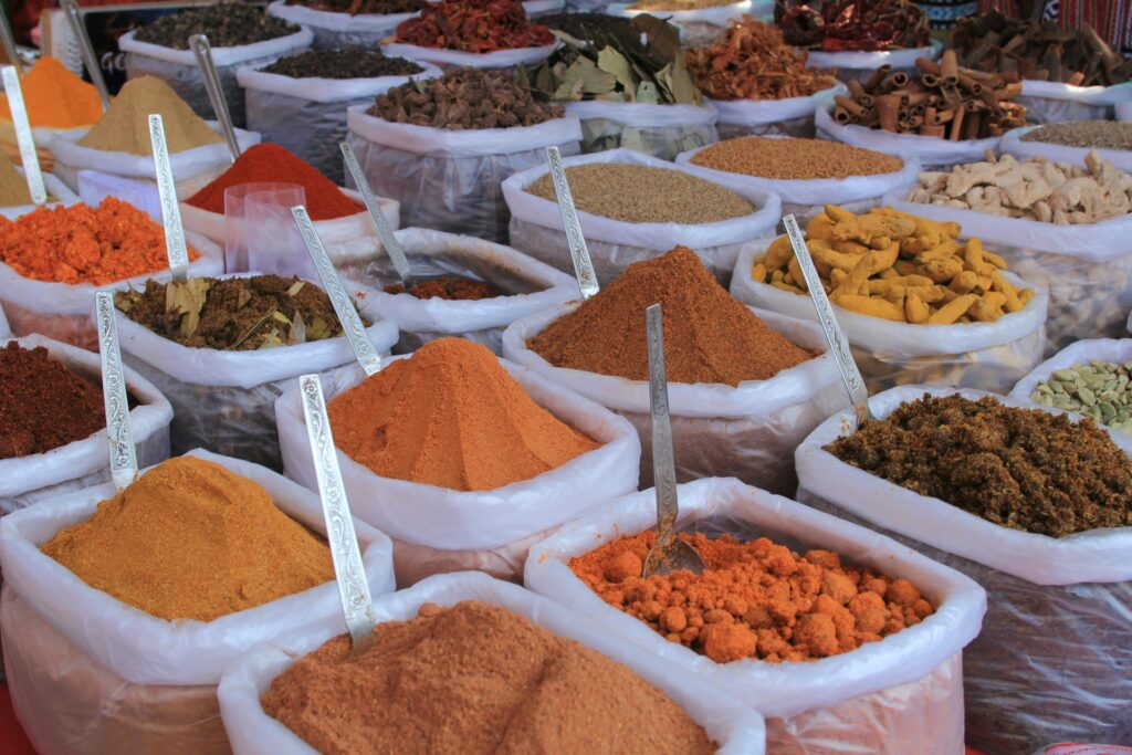 Cúrcuma, comino y cardamomo, especias tradicionales de la cocina india con beneficios para la salud