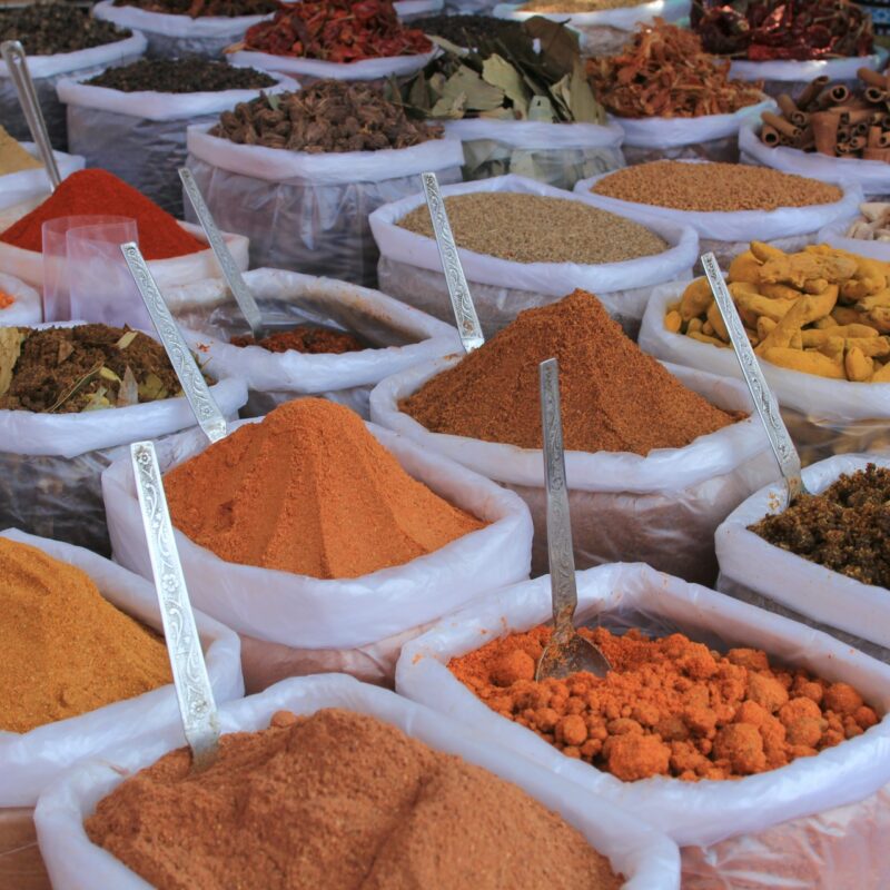 Cúrcuma, comino y cardamomo, especias tradicionales de la cocina india con beneficios para la salud