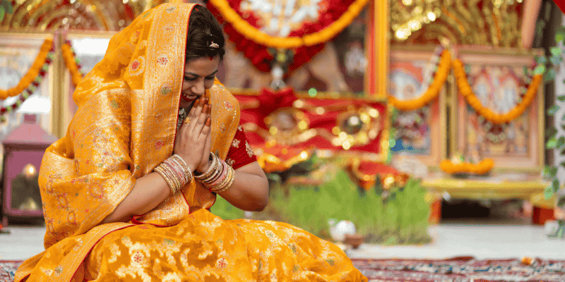 Saludo Namaste tradicional de la India con manos unidas y respeto cultural