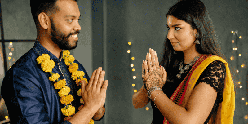 Cómo se realiza el saludo Namaste en la tradición india con manos unidas y reverencia