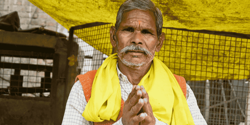 Personas saludándose con Namaste en India como símbolo de respeto y espiritualidad